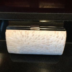 ~*🔵Gold Sparkling Embossed Clutch Metal Trim🔵